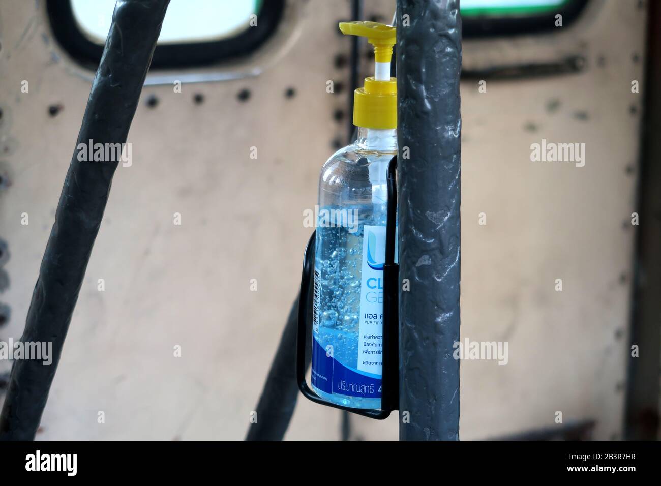 Händededesinfektionsmittel und Reinigungsgel im Bus Nr.22, Bangkok, Thailand Stockfoto