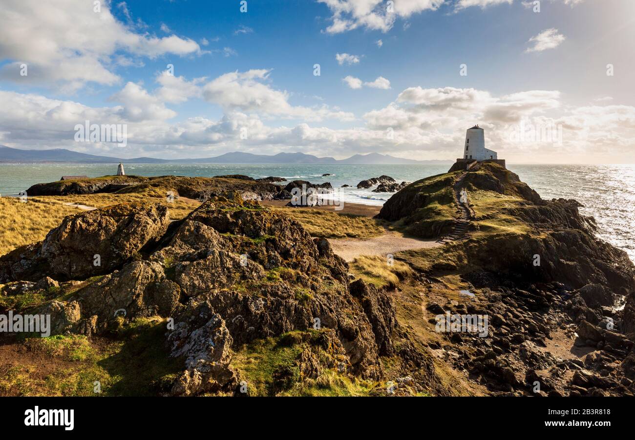 TWR Mawr und Twr Bach Leuchttürme auf Llanddwyn Insel, mit Snowdonia im Hintergrund, Anglesey Stockfoto