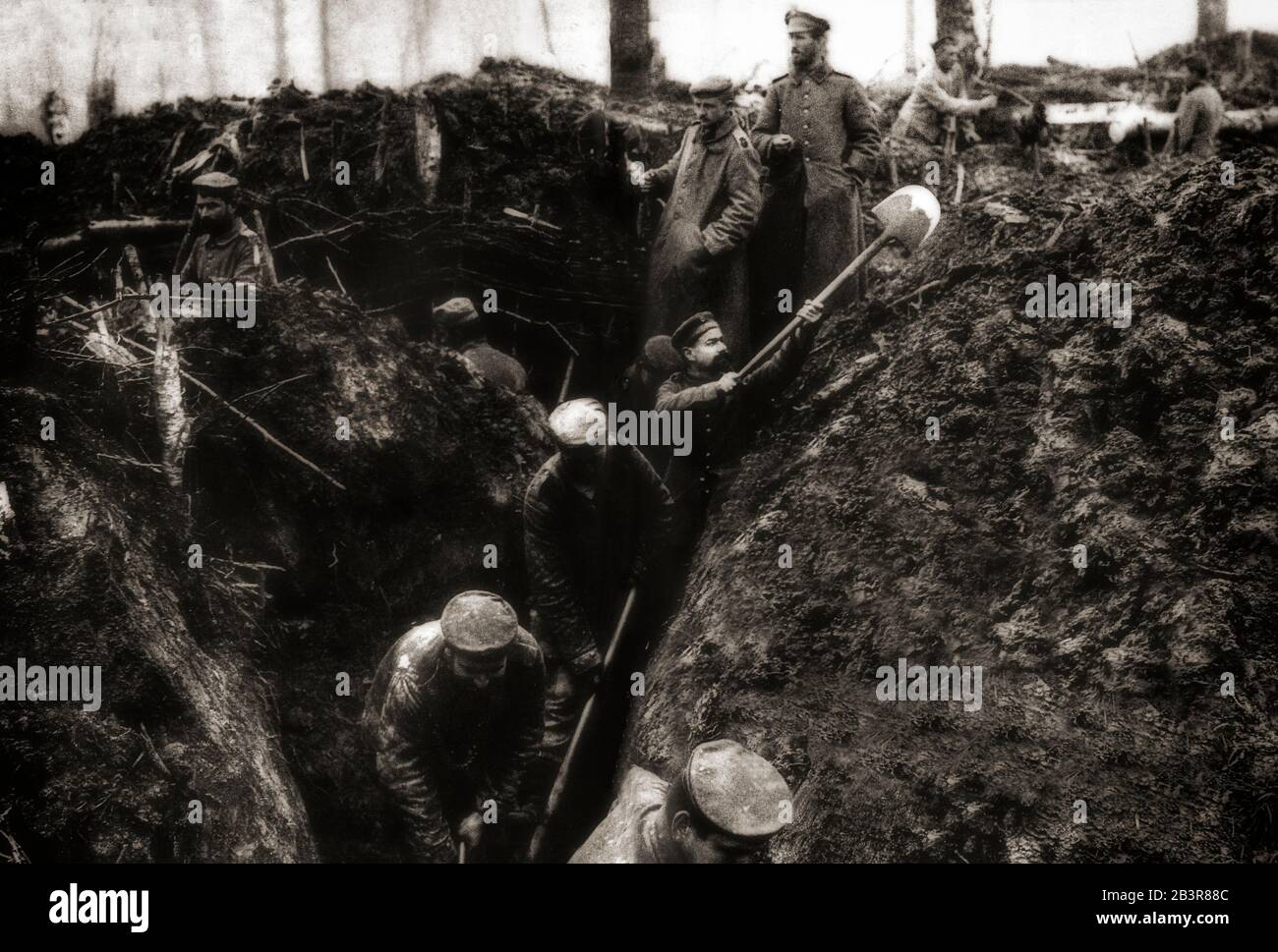 Truppen der 5. Deutschen Armee gruben im Jahre 1915 Schützengräben in der Region Argonne in Frankreich aus. Stockfoto