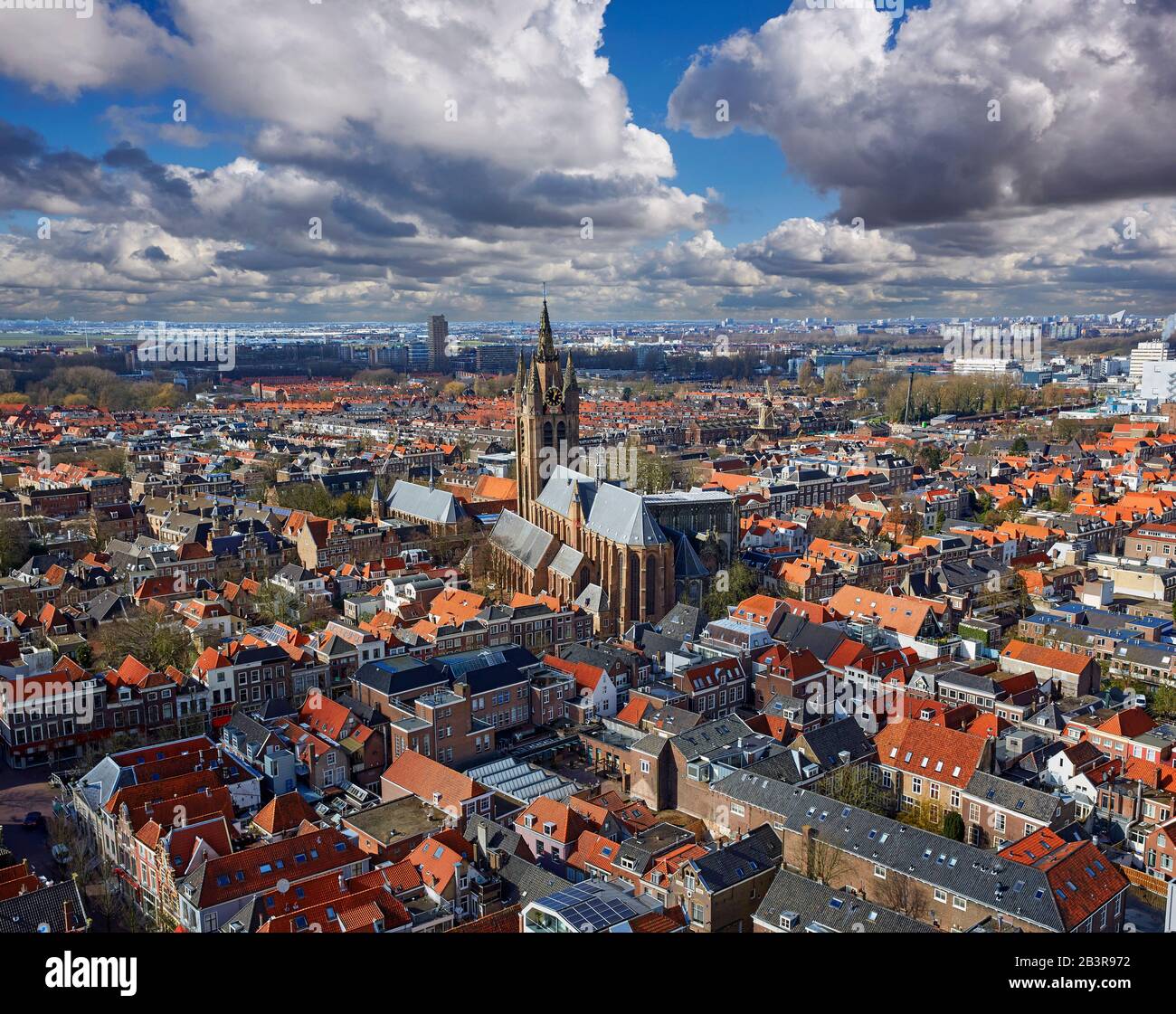Erhöhter Blick auf die Skyline von Delft, Holland mit Turmspitze der alten Kirche Stockfoto