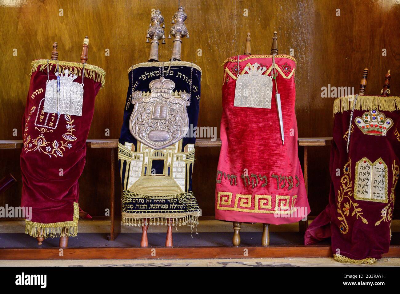 Torahs in der Synagoge, Temple Beth Shalom, Plaza de la Revolucion, Vedado, Havanna, Kuba Stockfoto