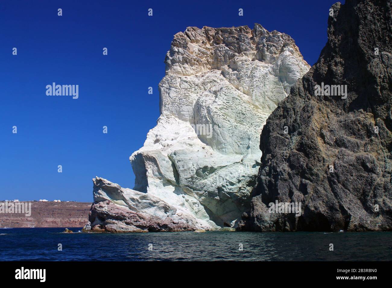 Weiße Felsen auf das blaue Meer von Santorini Stockfoto