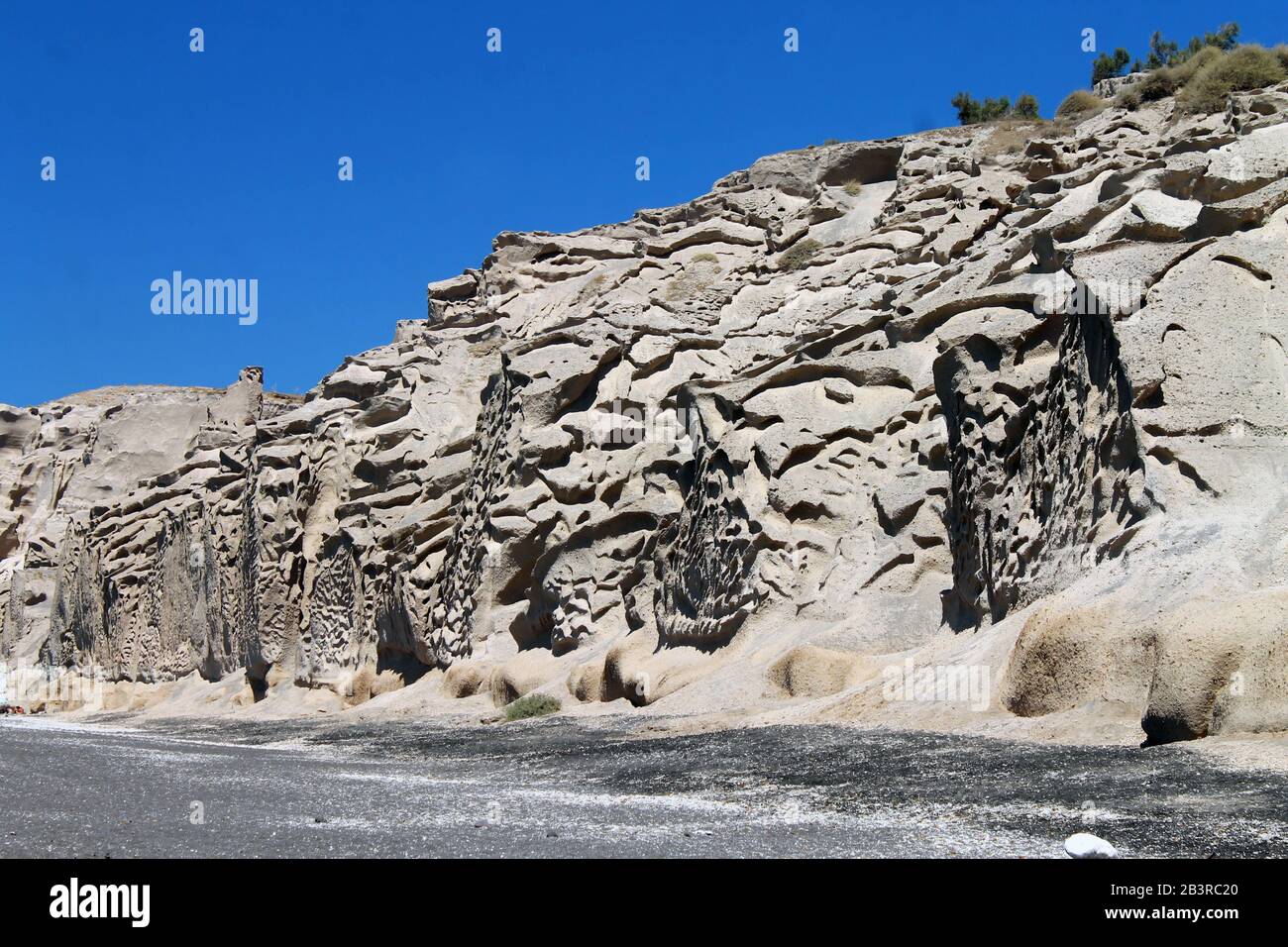 Geschichtete braune Klippe und Felsen in Griechenland Stockfoto