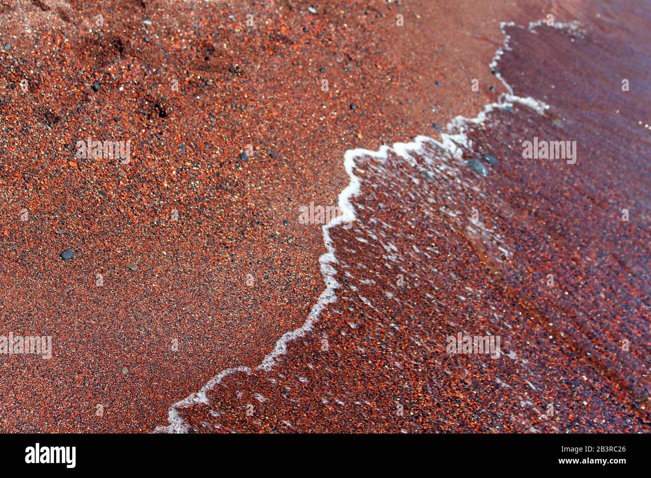 Das Meer an den roten Felsen der Strände von Santorini Stockfoto