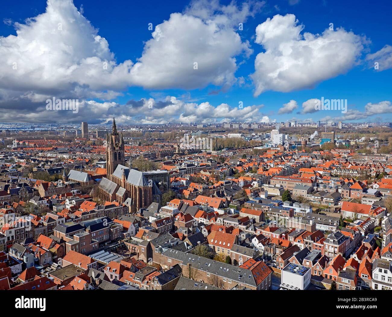 Erhöhter Blick auf die Skyline von Delft, Holland mit Turmspitze der alten Kirche Stockfoto