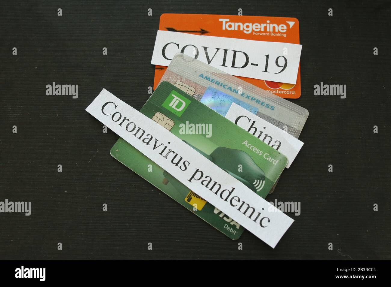 London Canada, 5. März 2020: Redaktionelles Illustrationsfoto von Corona-Virus oder Covid-19 auf Kreditkarten. Thema finanzieller Verluste und Sorgen. Stockfoto