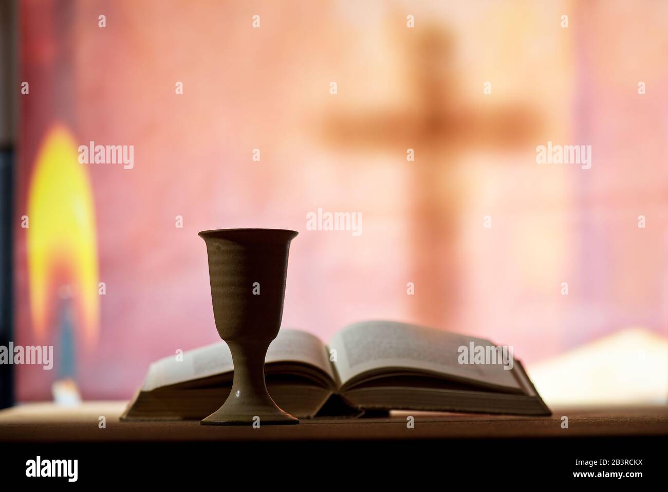 Stillleben mit Kelch aus Wein und offener bibel Stockfoto