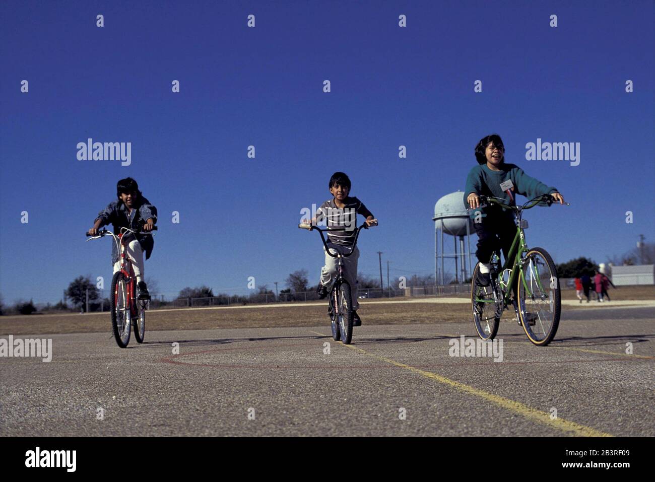 https://c8.alamy.com/compde/2b3rf09/austin-texas-usa-hispanische-kinder-fahren-auf-dem-parkplatz-ohne-helme-fahrrad-bob-daemmrich-2b3rf09.jpg