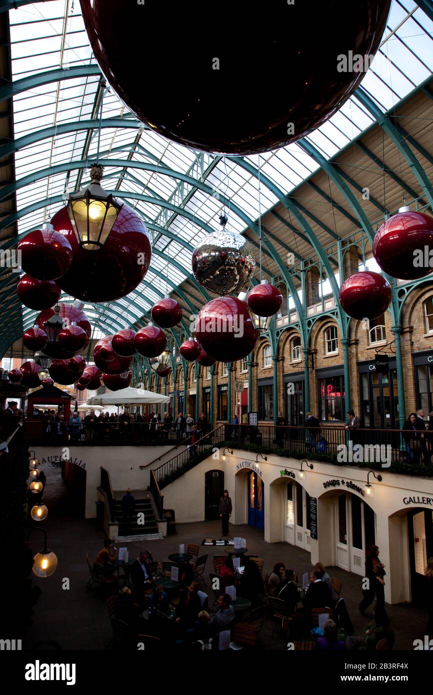 Riesige weihnachtsbaubles hingen vom Dach von Covent Garden in London Stockfoto