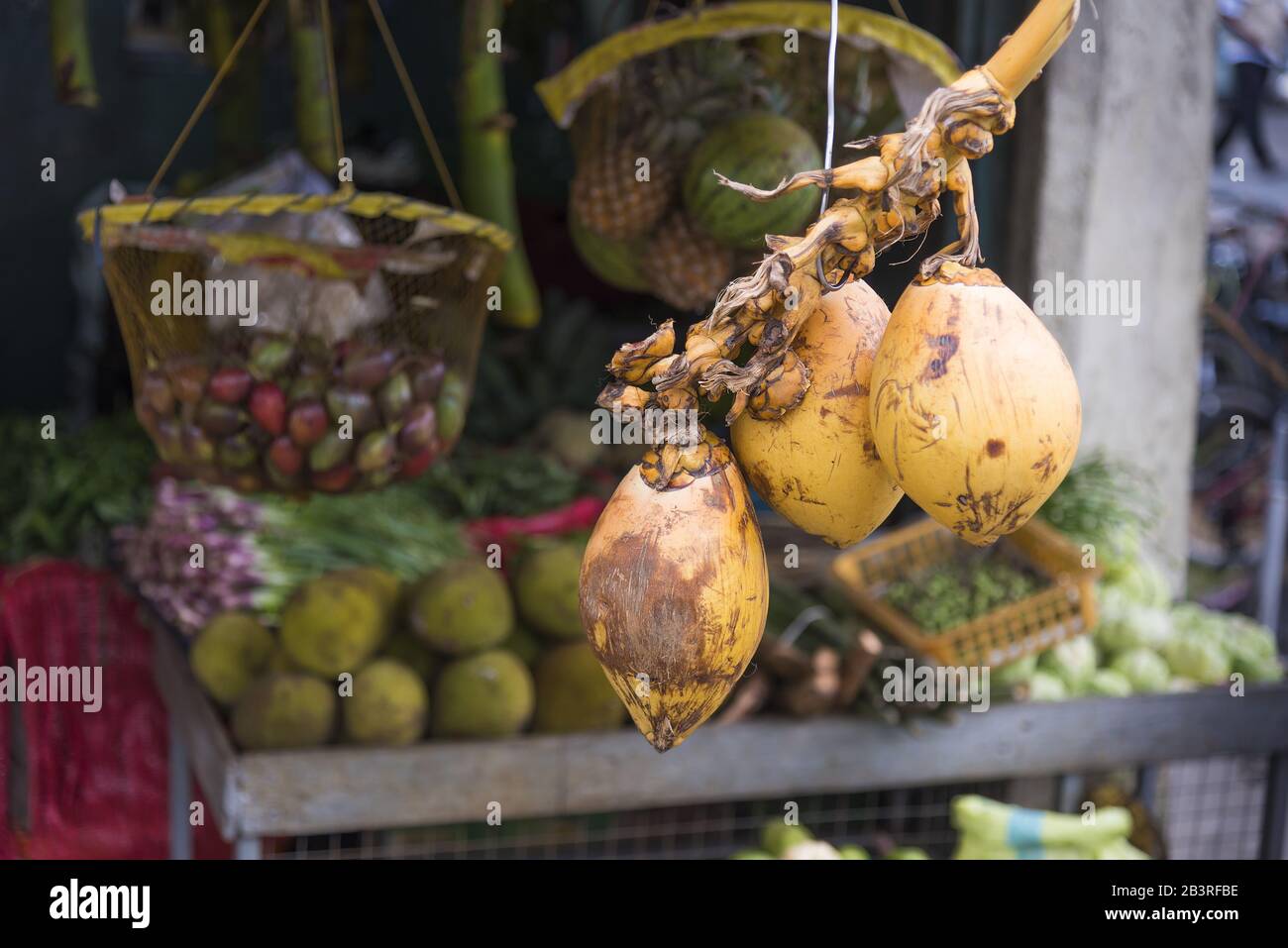 Nuwara Eliya, Sri Lanka: Traditioneller Obst- und Veg-Shop mit King Coconut Display. Stockfoto