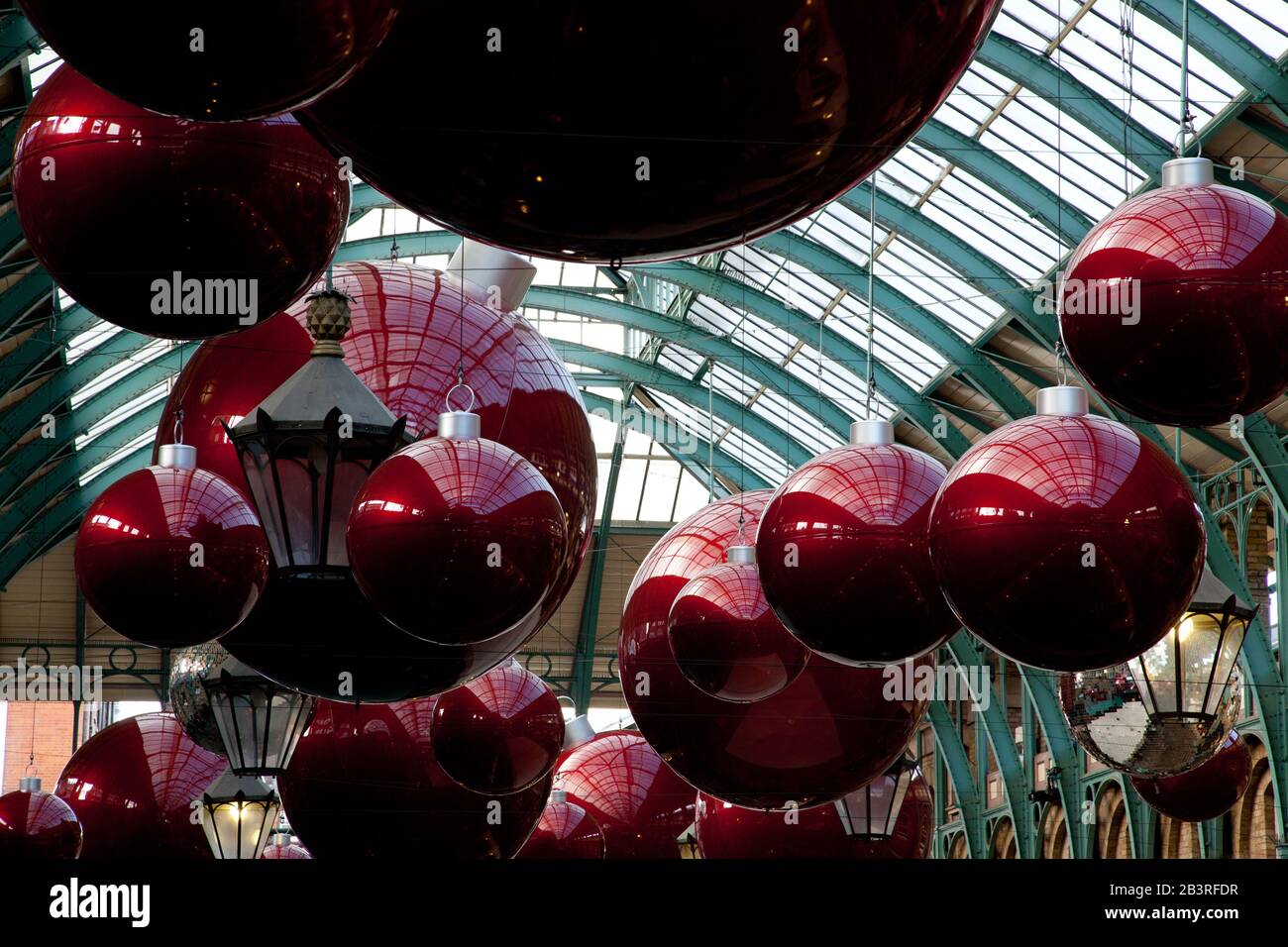 Riesige weihnachtsbaubles hingen vom Dach von Covent Garden in London Stockfoto