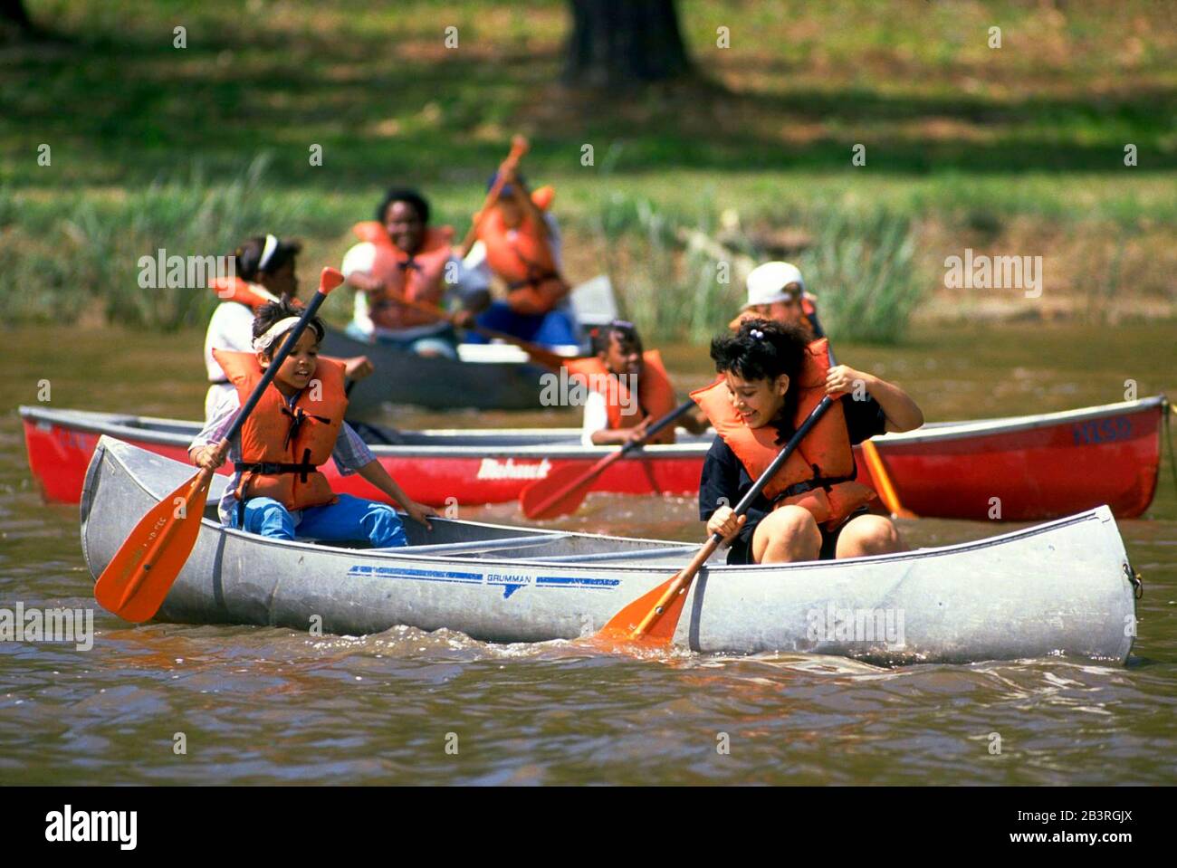 Marble Falls Texas USA, um 1992: Schüler der fünften Klasse üben auf einem See Paddelkanus während eines Klassenausflugs zum Outdoor Education Center. ©Bob Daemmrich Stockfoto