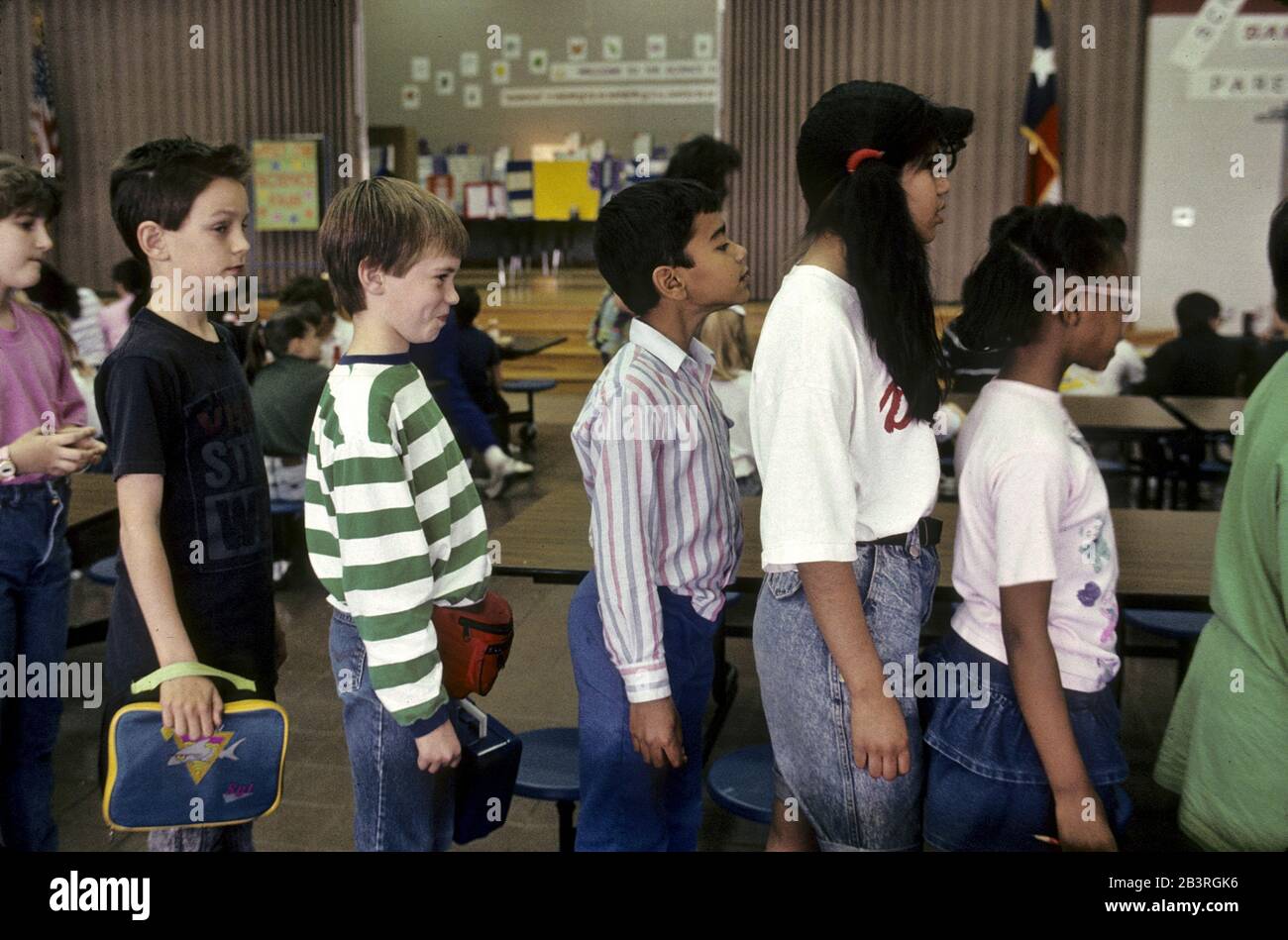 Austin, Texas: Schüler der vierten und fünften Klasse verschiedener Höhen und Stadien der körperlichen Entwicklung stehen in der Cafeteria der Grundschule zum Mittagessen an. ©Bob Daemmrich Stockfoto