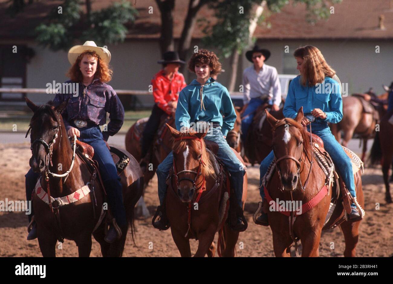 Seguin, Texas USA: Jugendliche im Finale des Texas High School Rodeo reiten ihre Pferde, bevor sie an Veranstaltungen teilnehmen. ©Bob Daemmrich Stockfoto