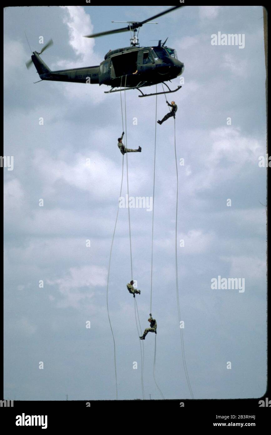 Fort Hood Texas USA: USA Soldaten der Armee, die am Hubschrauber aufgehängt wurden, rappeln während einer Trainingsübung die Seile herunter. ©Bob Daemmrich Stockfoto