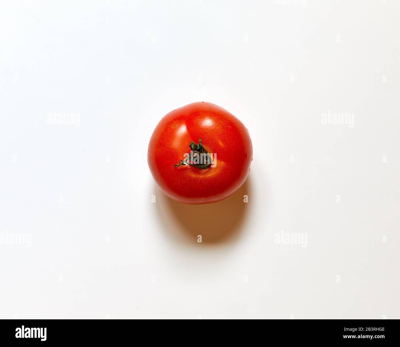 Frische rote Tomate isoliert in weißem Hintergrund von oben betrachtet - flacher Look Stockfoto