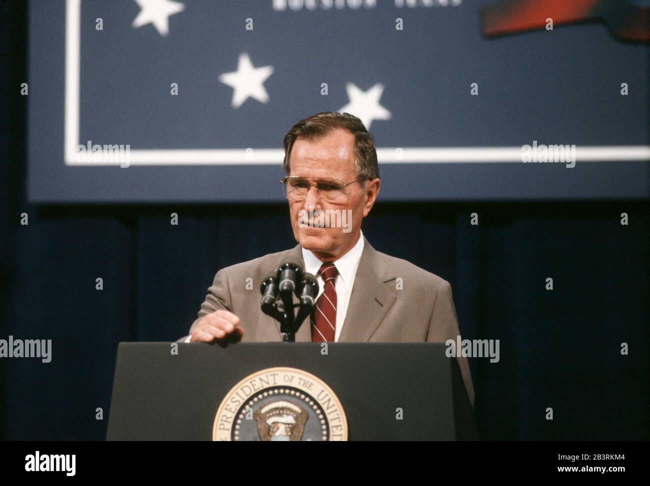 Houston Texas USA, Juli 11 1990: U. S. Präsident George H. W. Bush spricht auf einer Pressekonferenz nach dem Ende des Houston Wirtschaftsgipfels G7. ©Bob Daemmrich Stockfoto