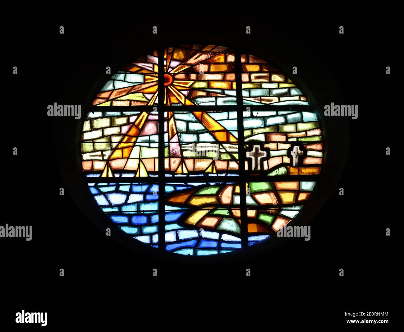 Glasfenster in der Kirche Saint Marc, Pleumeur-Bodou, Bretagne, Frankreich Stockfoto