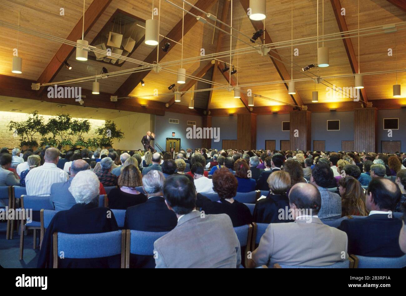 Austin, Texas, USA, um 1989: Große Gemeinde sitzt in zeitgenössischem Heiligtum und hört Pastor während des Sonntagsgottesdienstes an: Riverbend Church. ©Bob Daemmrich Stockfoto