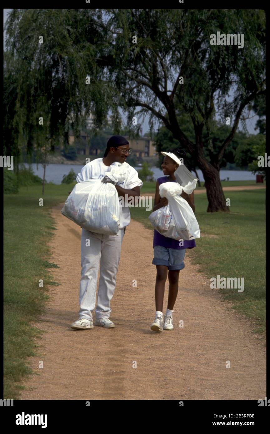 Austin Texas USA, um 2000: Schwarze Teenager-Freiwillige sammeln Müll während des Community-Clean-up-Projekts. ©Bob Daemmrich Stockfoto