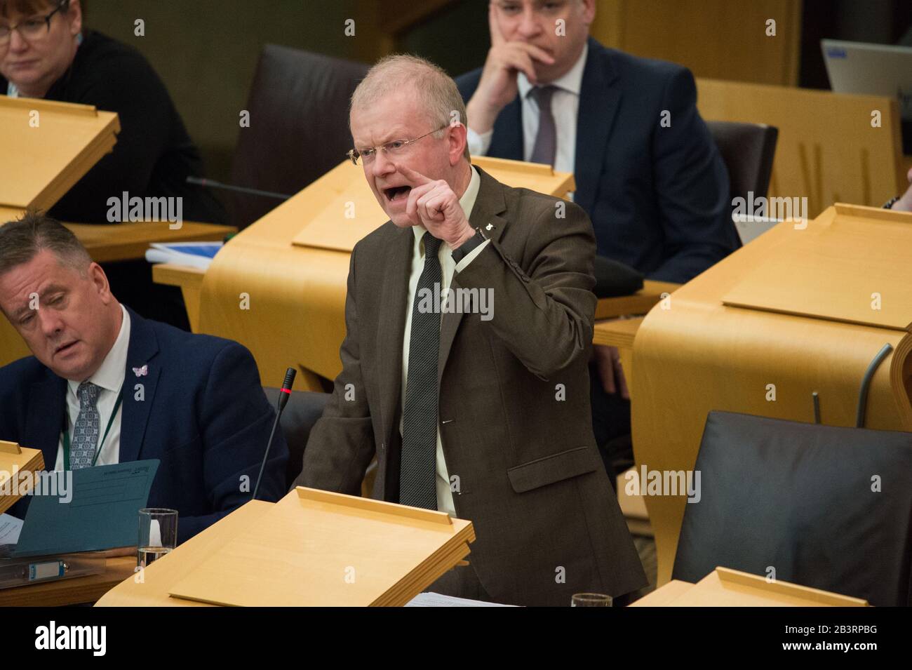 Edinburgh, Großbritannien. März 2020. Abgebildet: John Mason MSP - Mitglied der Scottish National Party im schottischen Parlament für Glasgow Shettleston. Budget (Schottland) (Nr. 4) Bill, Dass das Parlament damit einverstanden ist, dass der Etat (Schottland) (Nr. 4) Bill verabschiedet wird. Szenen aus der Debattierkammer im schottischen Parlament in Holyrood, Edinburgh. Kredit: Colin Fisher/Alamy Live News Stockfoto