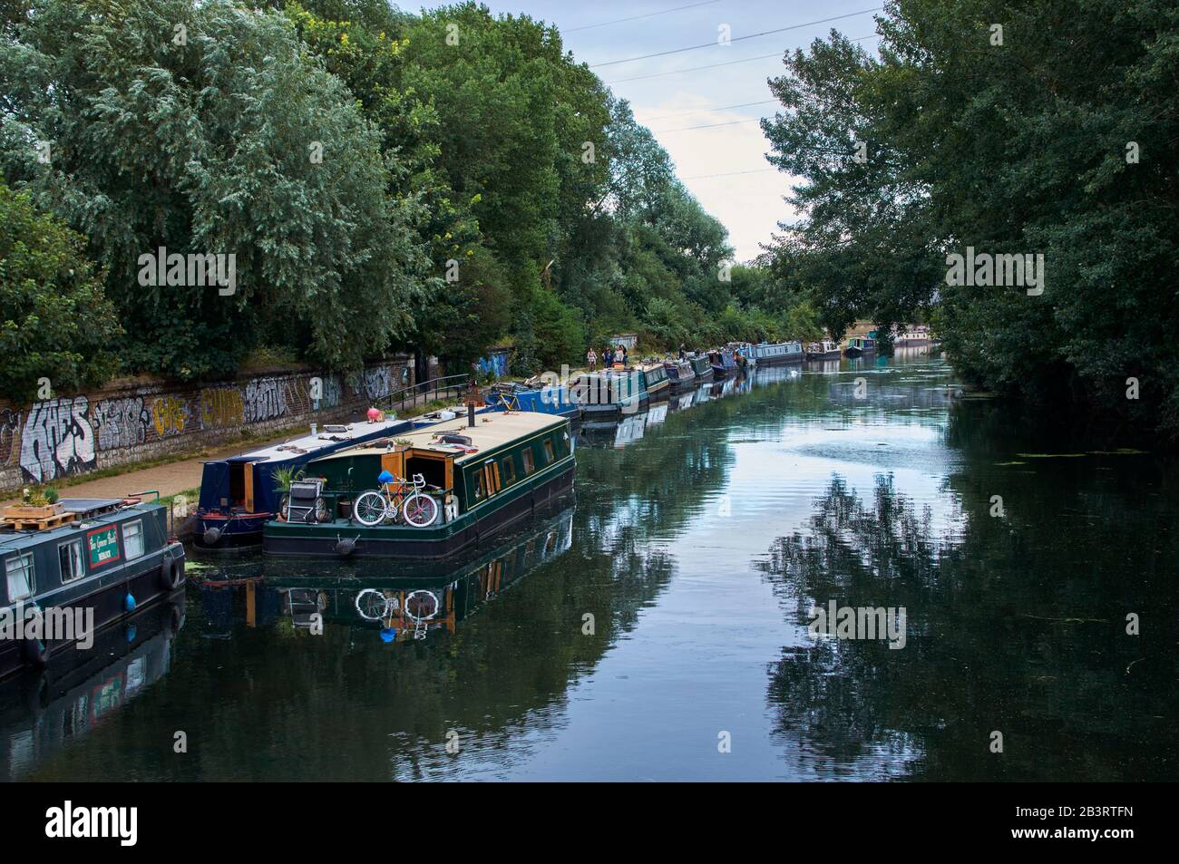 Der River Lea mit Schmalbooten in der Nähe von Hackney Marshes, im Osten Londons, Großbritannien Stockfoto