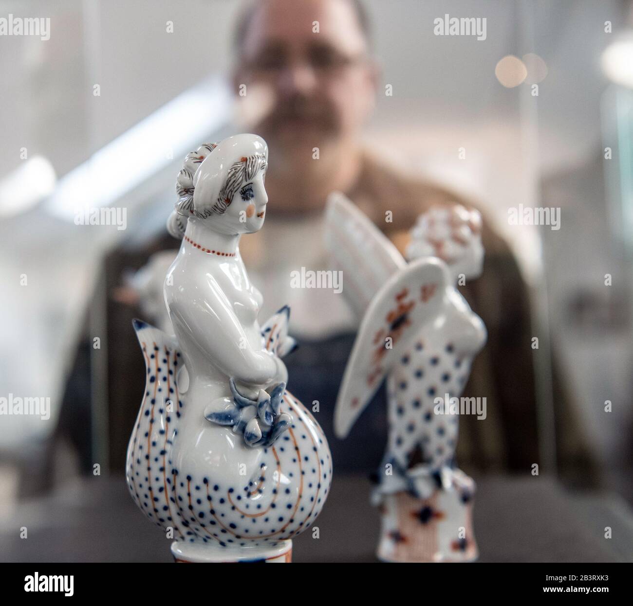Velten, Deutschland. März 2020. Ein Besucher betrachtet Figuren von Heidi Manthey in der Sonderausstellung "Heidi Manthey: Another World" im Hedwig-Bollhagen-Museum. Kredit: Paul Zinken / dpa-Zentralbild / ZB / dpa / Alamy Live News Stockfoto