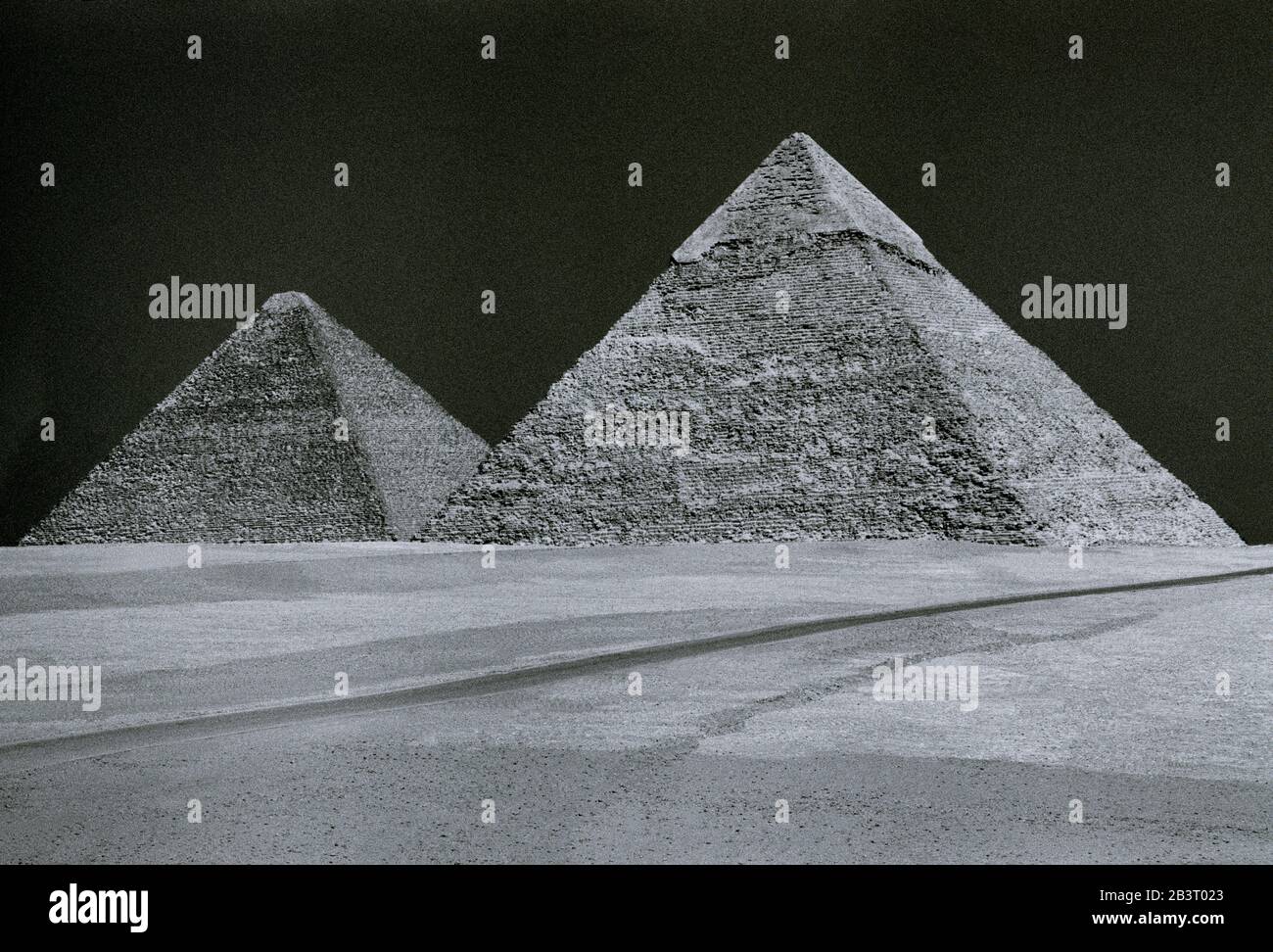 Reise-Fotografie in Schwarz und Weiß - Pyramide von Khafre und die große Pyramide Cheops oder Khufu an den Pyramiden von Gizeh in Kairo in Ägypten in Nordafrika Stockfoto