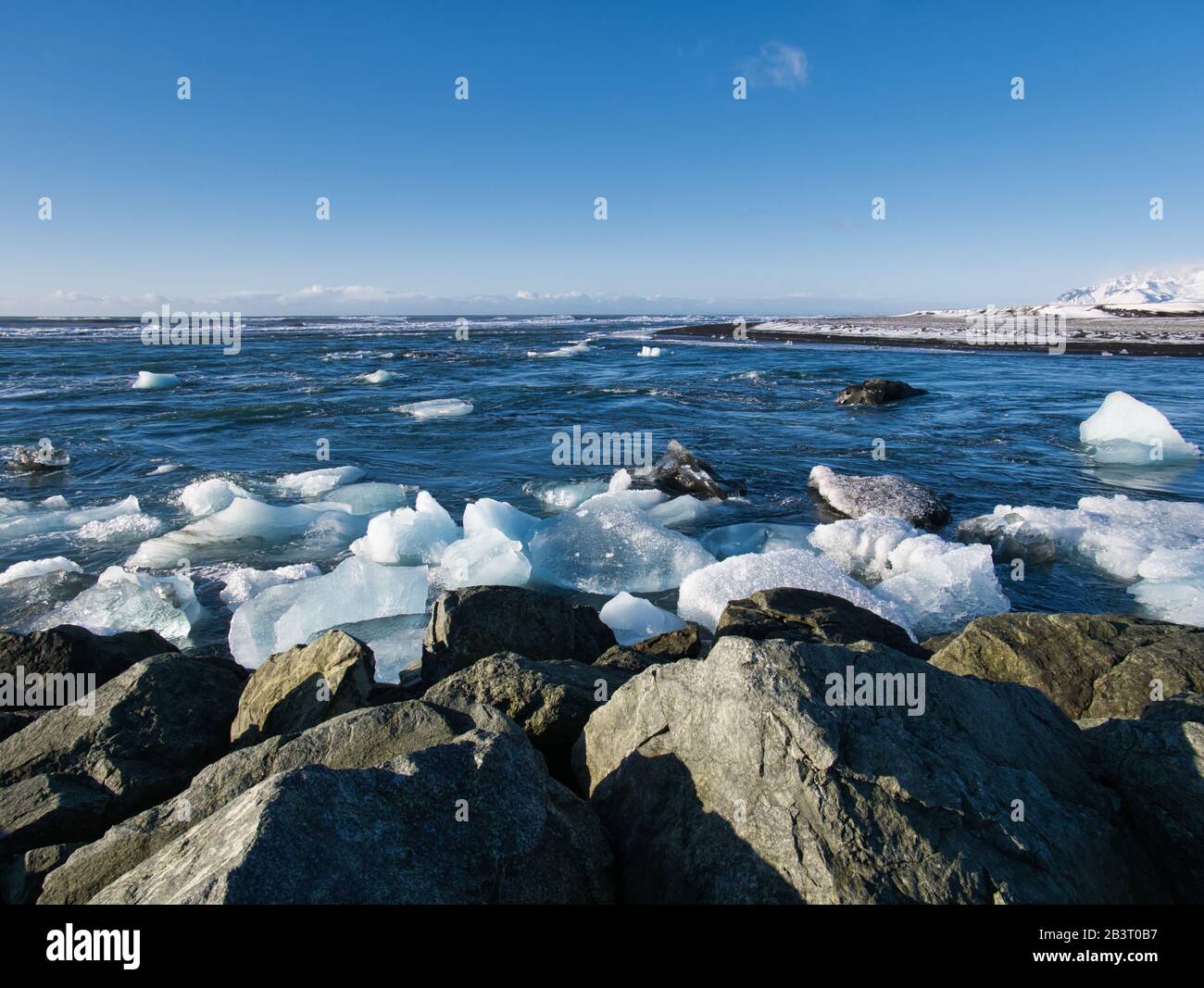 Mehrere Eisbrocken vom Jökulsarlon-Gletscher in Island treiben im Meer Stockfoto