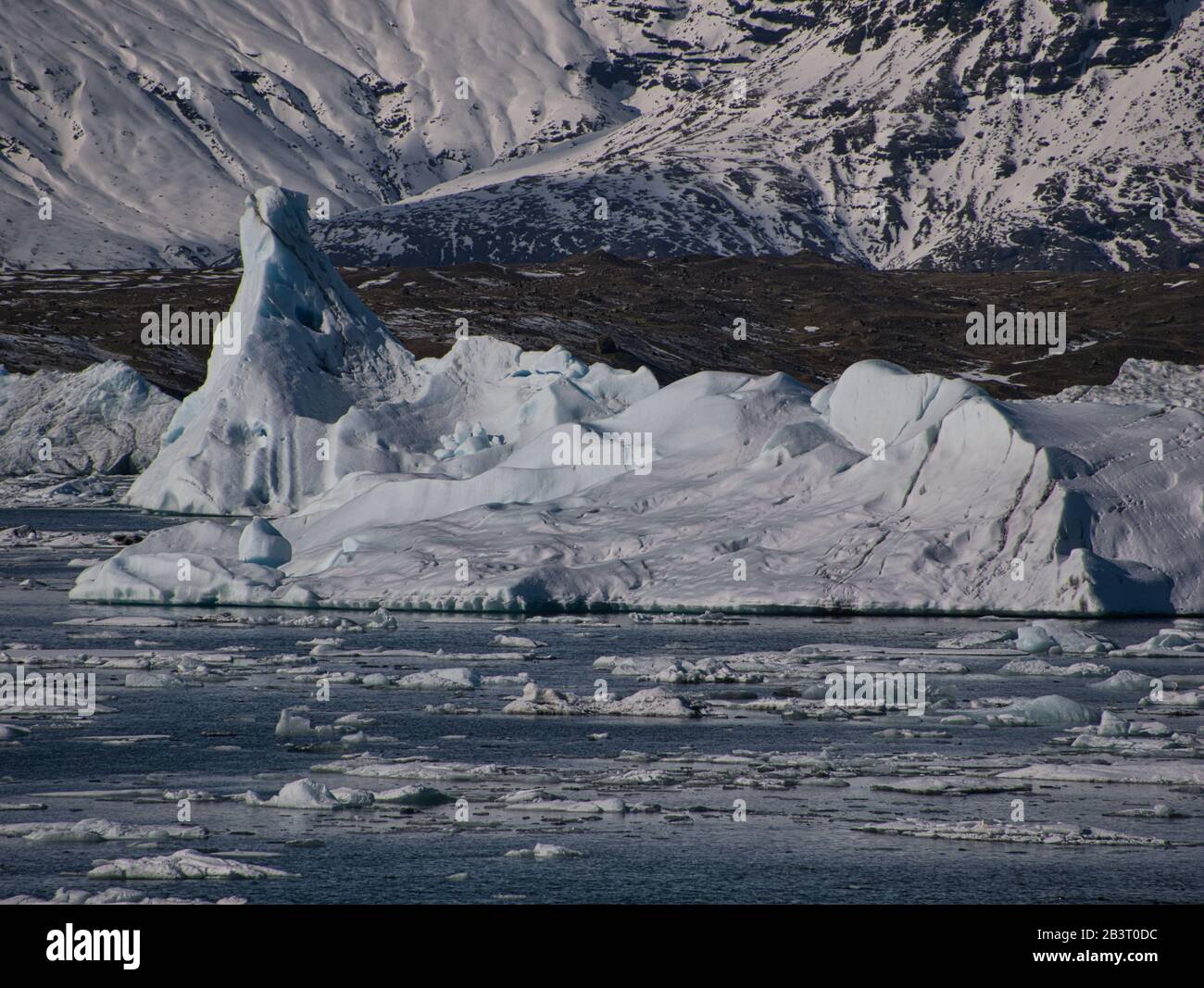 In der isländischen Gletscherlagune treibt eine große Eisscholle Stockfoto