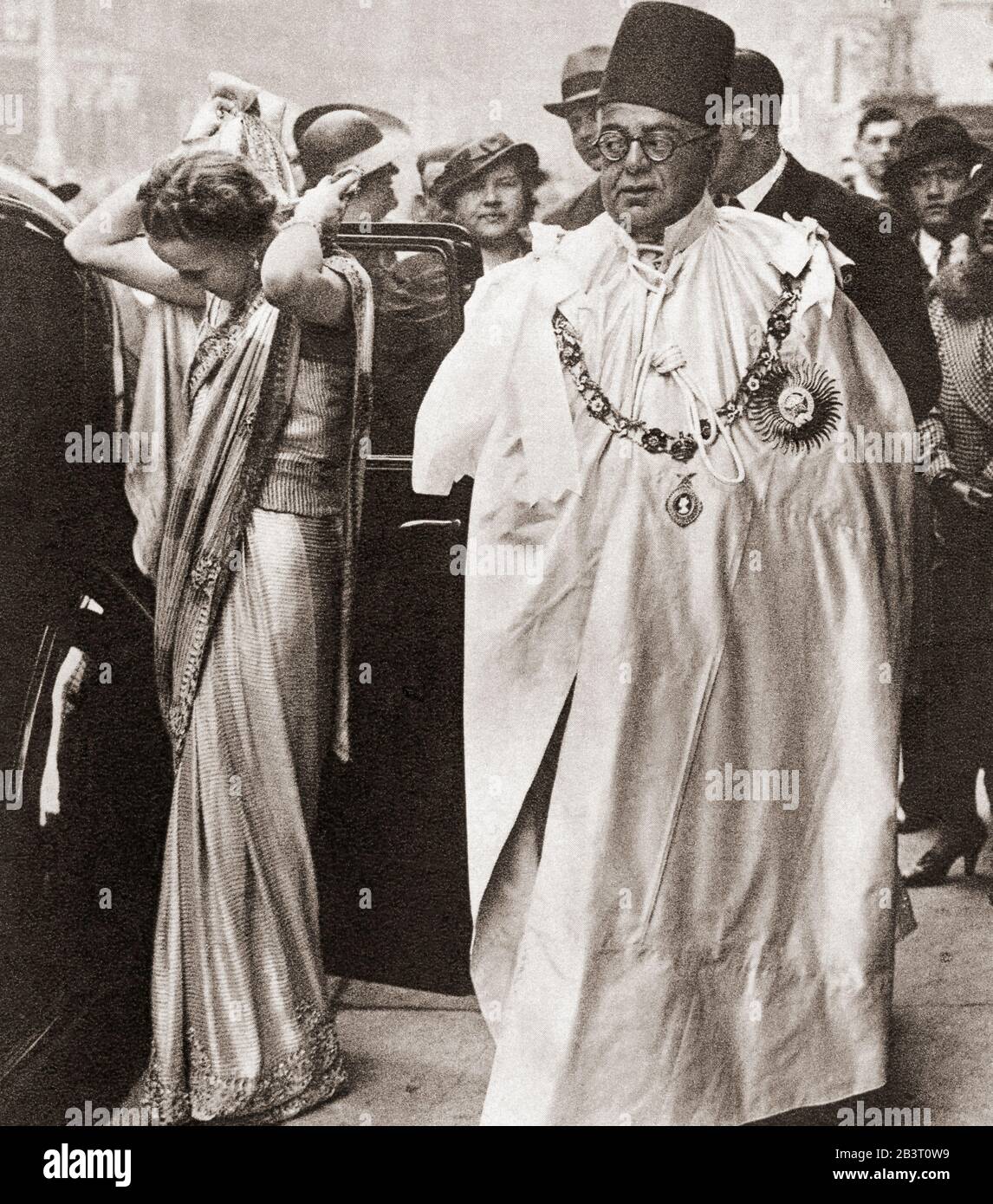 Der Aga Khan III. Mit seiner Frau Begum Om Habibeh Aga Khan, hier bei der Krönung von Georg VI. Und Königin Elizabeth, 1936. Sir Sultan Mahomed Shah, Aga Khan III, 1877 - 1957. 48. Imam der Religion Nizari Ismaili. Begum Om Habibeh Aga Khan, 1906 - 2000. Aus Dem "Coronation Souvenir Book", erschienen 1937. Stockfoto