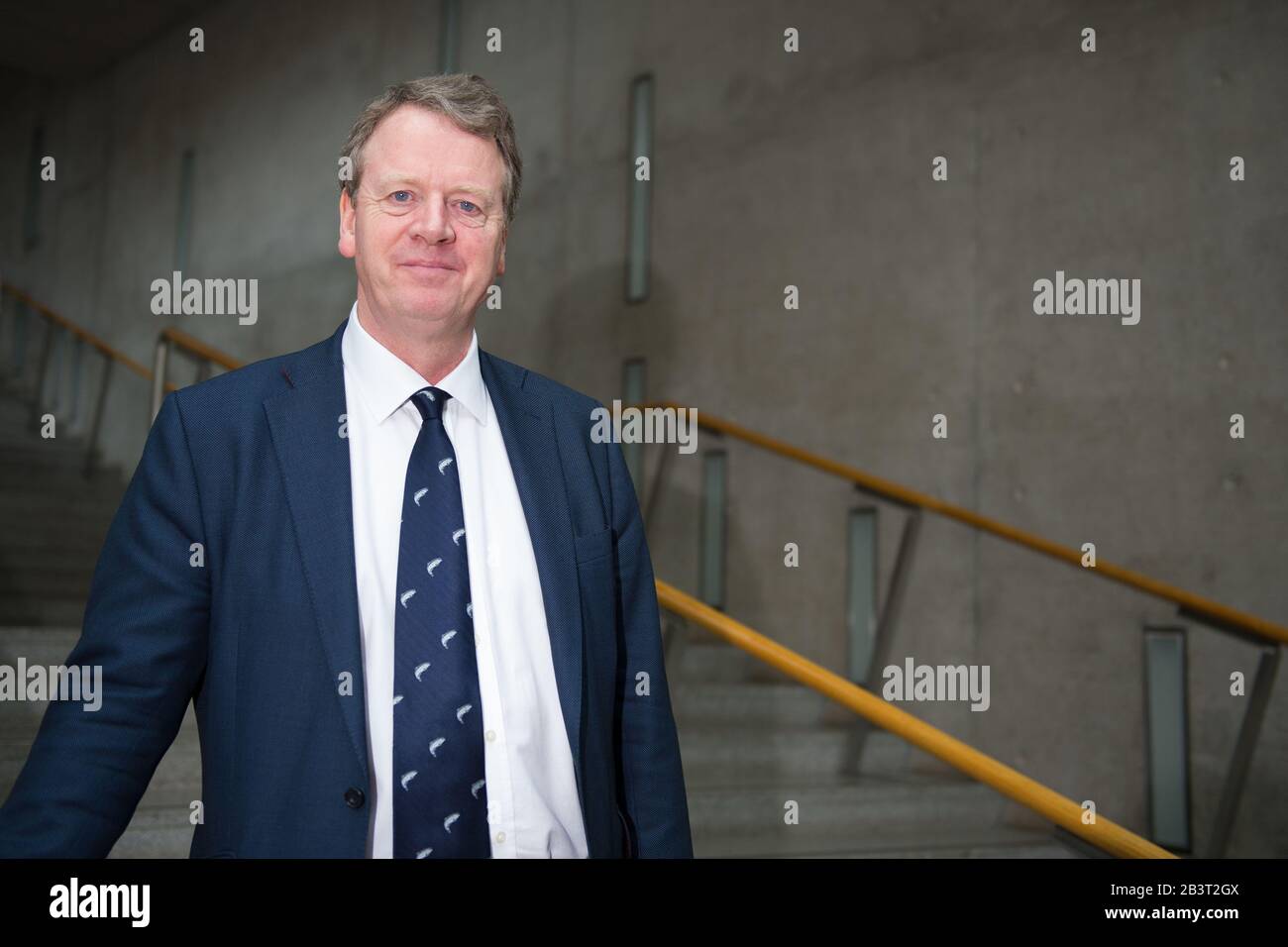 Edinburgh, Großbritannien. März 2020. Abgebildet: RT Hon Alister Jack MP - Staatssekretär für Schottland und Mitglied der Conservative Party, seit 2017 ist er Abgeordneter für Dumfries and Galloway. Foto auf der Treppe von der Gartenlobby im schottischen Parlament, Holyrood, Edinburgh. Kredit: Colin Fisher/Alamy Live News Stockfoto