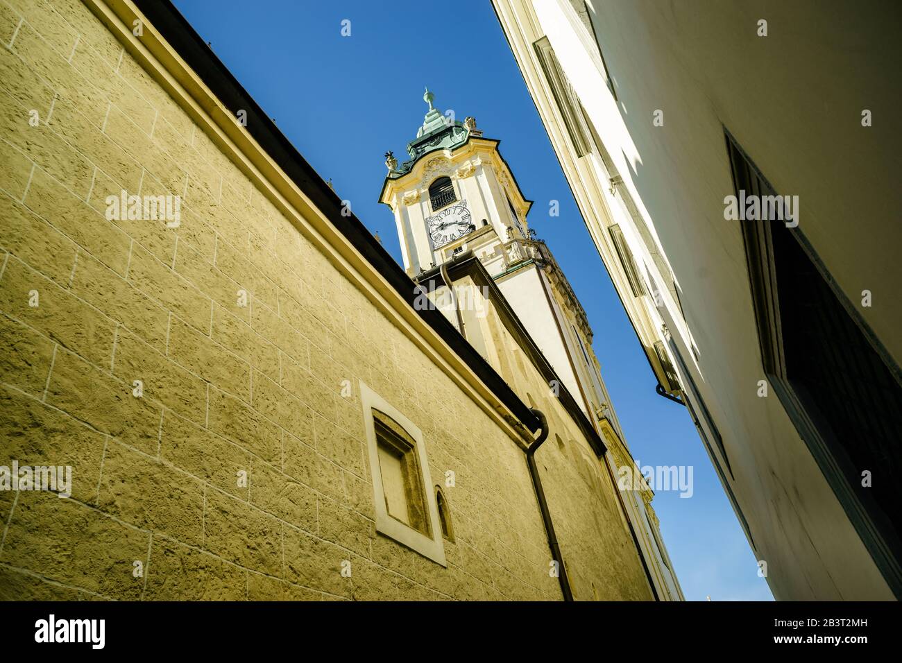 Blick von der kleinen Straße auf das Alte Rathaus von Bratislava Stockfoto