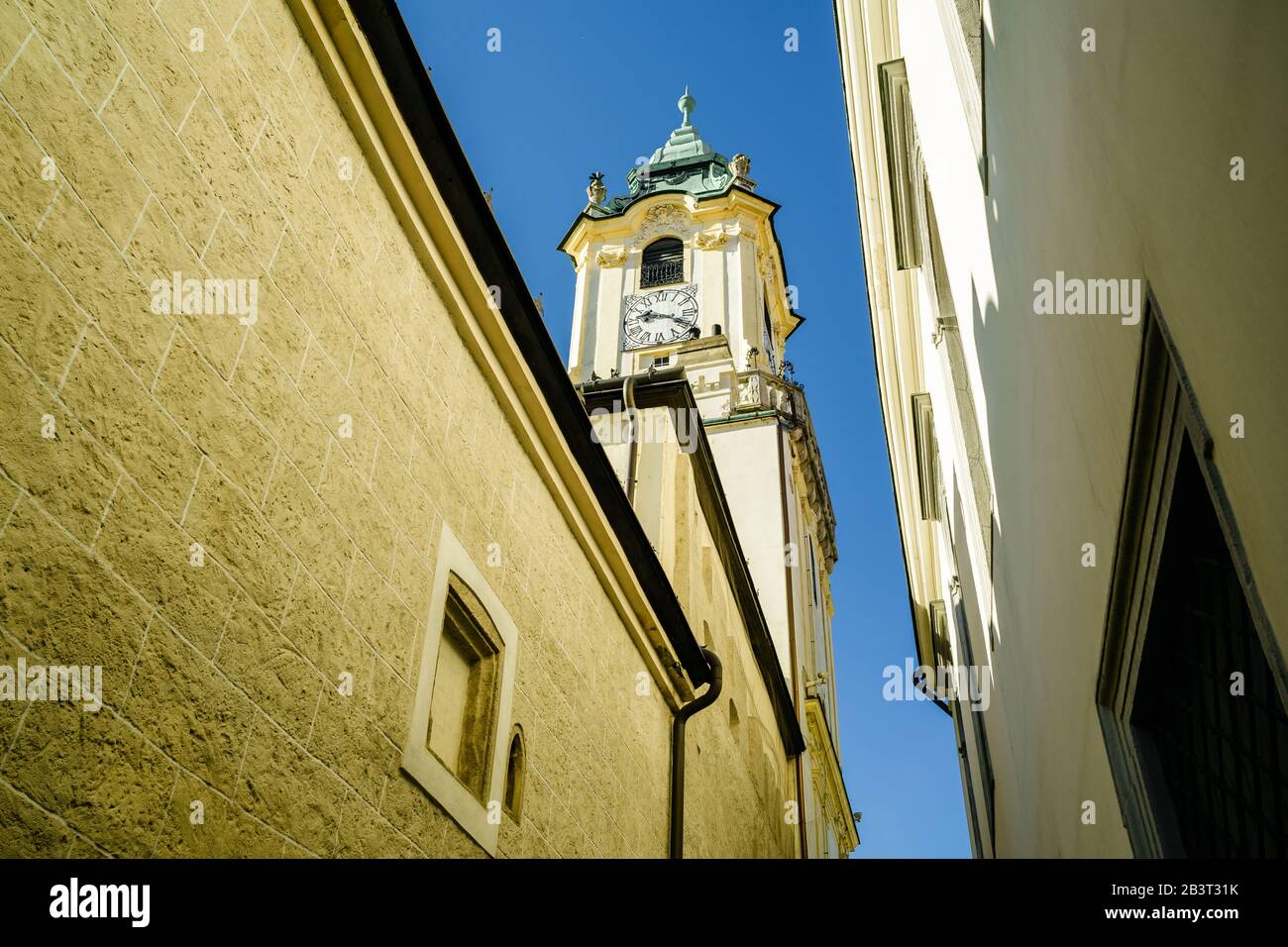 Blick von der kleinen Straße auf das Alte Rathaus von Bratislava Stockfoto