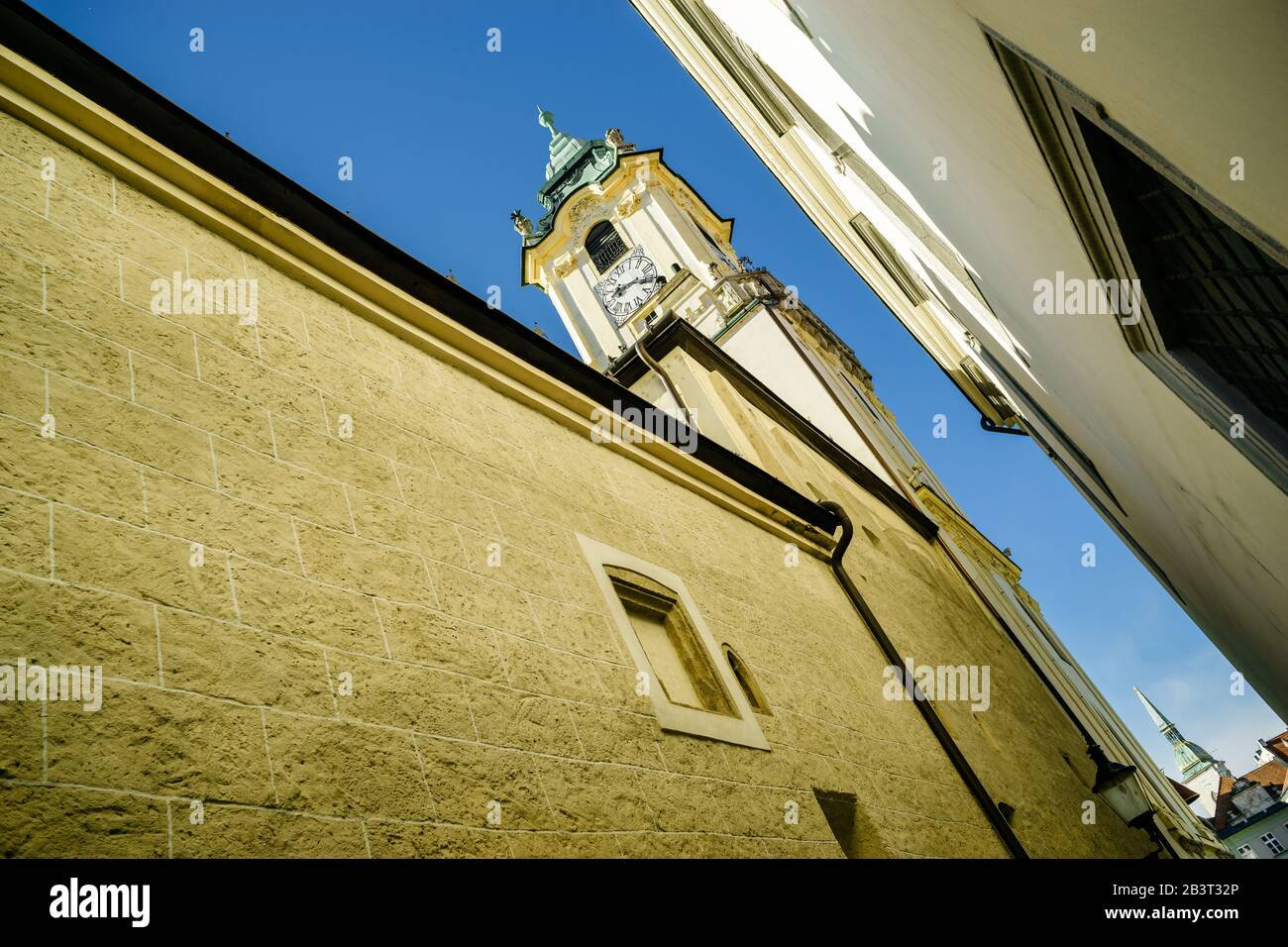 Blick von der kleinen Straße auf das Alte Rathaus von Bratislava Stockfoto