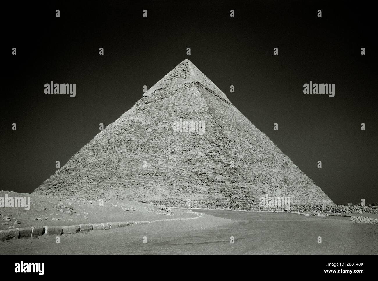 Reise-Fotografie in Schwarz und Weiß - Pyramide von Khafre an den Pyramiden von Gizeh Kairo in Ägypten in Nordafrika im Nahen Osten Stockfoto