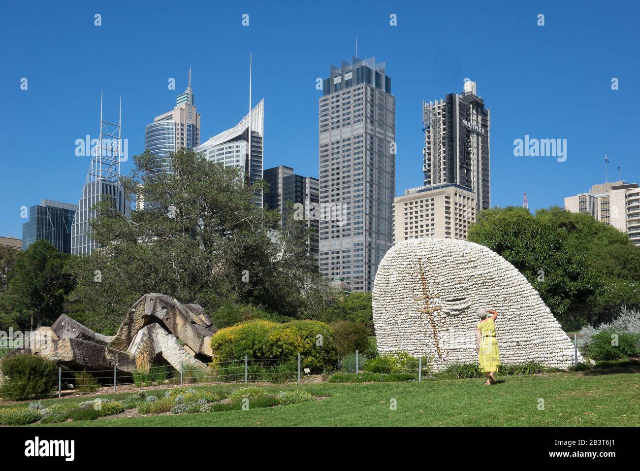 Australien. NSW. Sydney, botanische Gärten, Kunstwerke und Skyline der Stadt Stockfoto