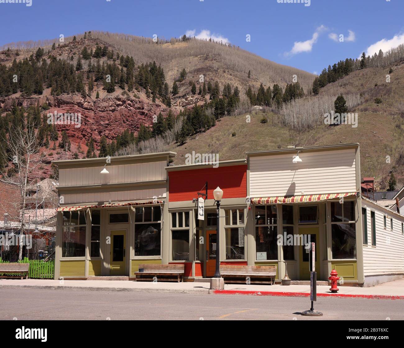 Hauptstraße in Telluride Colorado, dahinter die Rocky TeellMountains Stockfoto