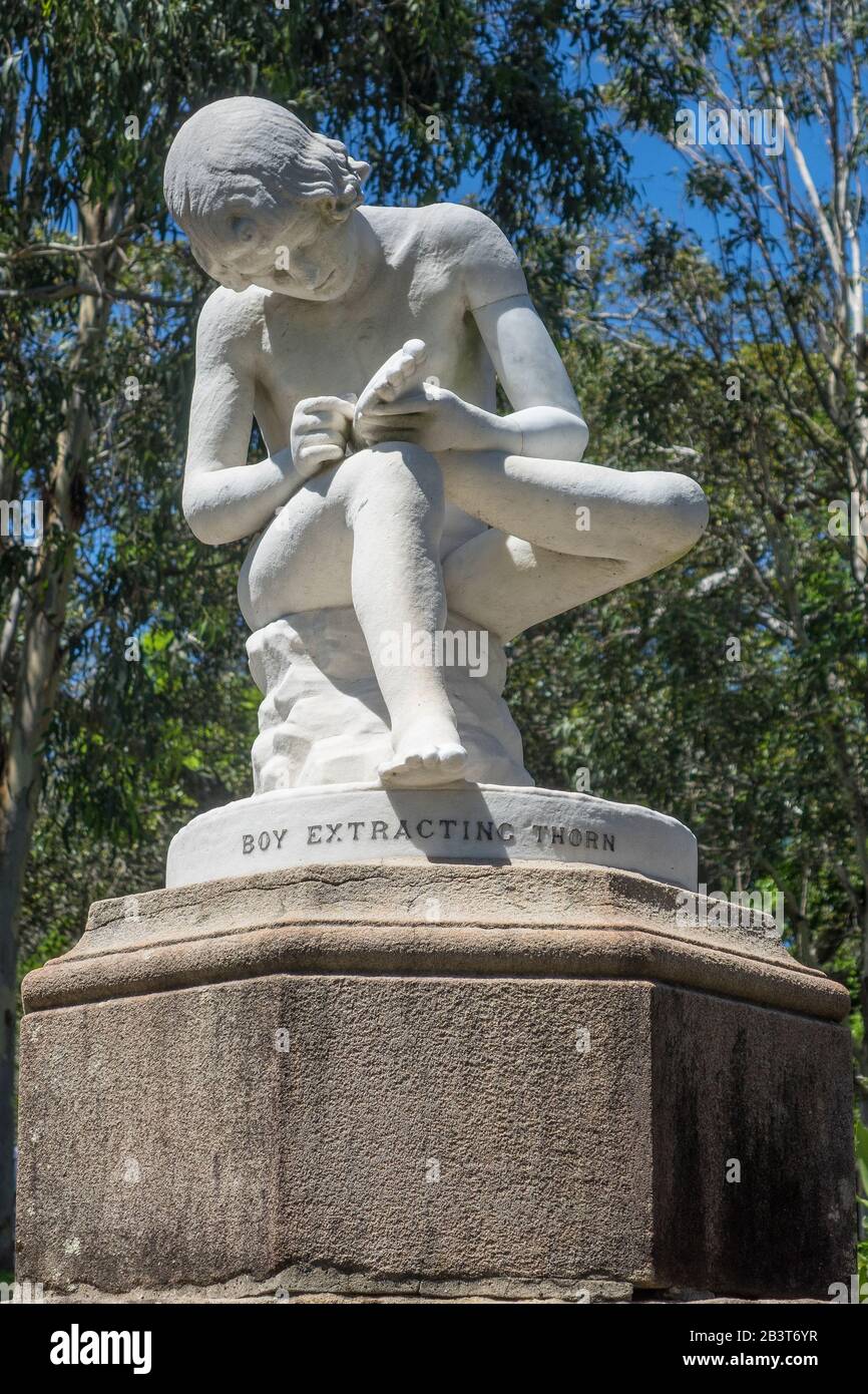 Australien. NSW. Sydney, Botanische Gärten, "Boy Extracting Thorn"-Skulptur Stockfoto