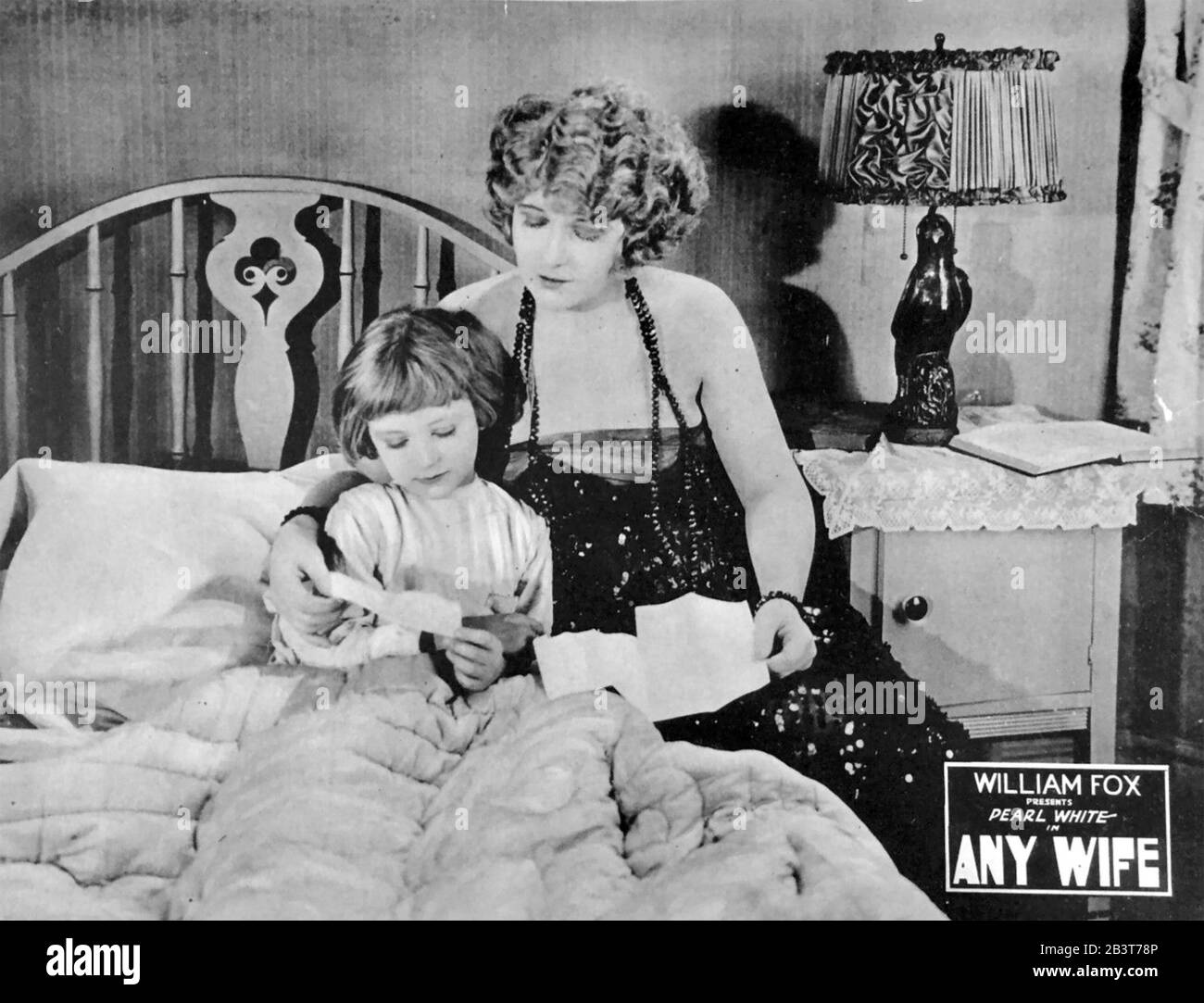 Pearl WHITE (1889-1938) amerikanischer Bühnen- und Stummfilm actress.in der 1922 entstandene Film Any Wife with Child Actor Lawrence Johnson Stockfoto