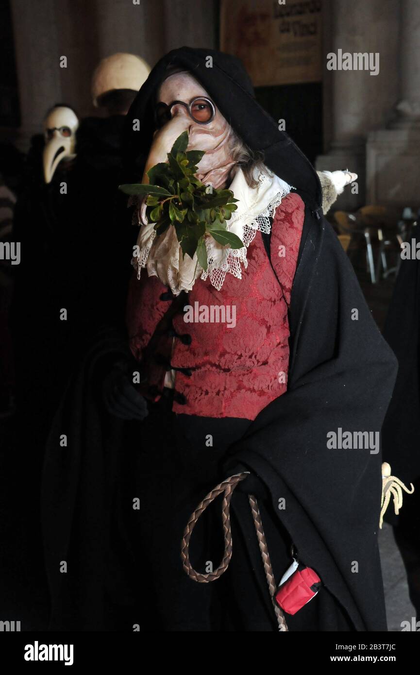 Venedig 25 02 2020 Pestarzte Parieren In Venedig Der Letzten Nacht Des Karnevals 2020 Wahrend Des Coronavirus Covid 19 Ausbruchs Ein Pestarzt War Eine Medizin Stockfotografie Alamy