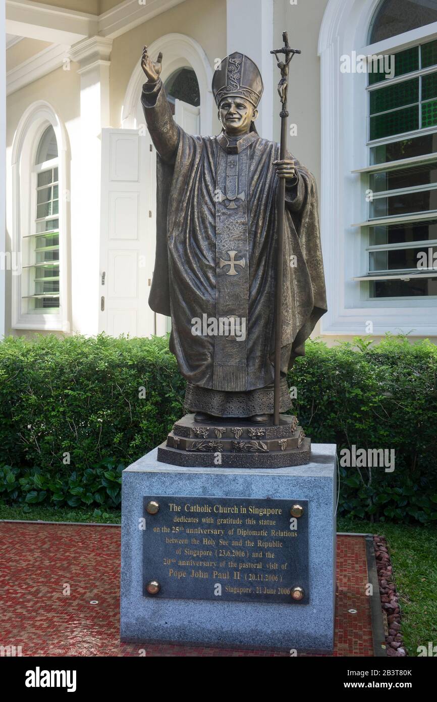 Singapur, katholische Kathedrale des Guten Hirten, Statue von Papst Johannes Pail II Stockfoto