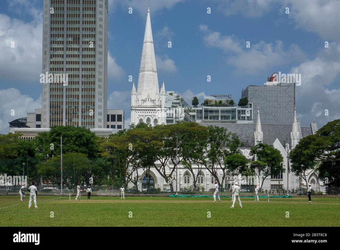 Singapur, St. Andrews Kathedrale und Cricket-Spiel auf Padang Stockfoto