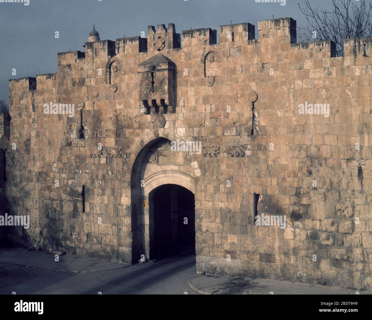 PUERTA DE LOS LEONES DESDE FUERA DE LA CIUDAD. LAGE: PUERTA DE LOS LEONES. Stockfoto