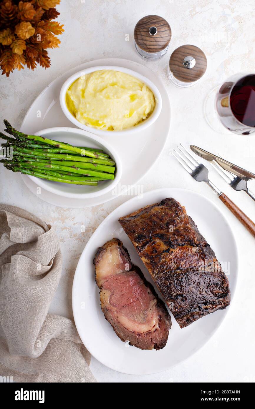 Am Sonntag braten Sie Rindfleisch auf einem Teller mit Kartoffelpüree und Spargel Stockfoto