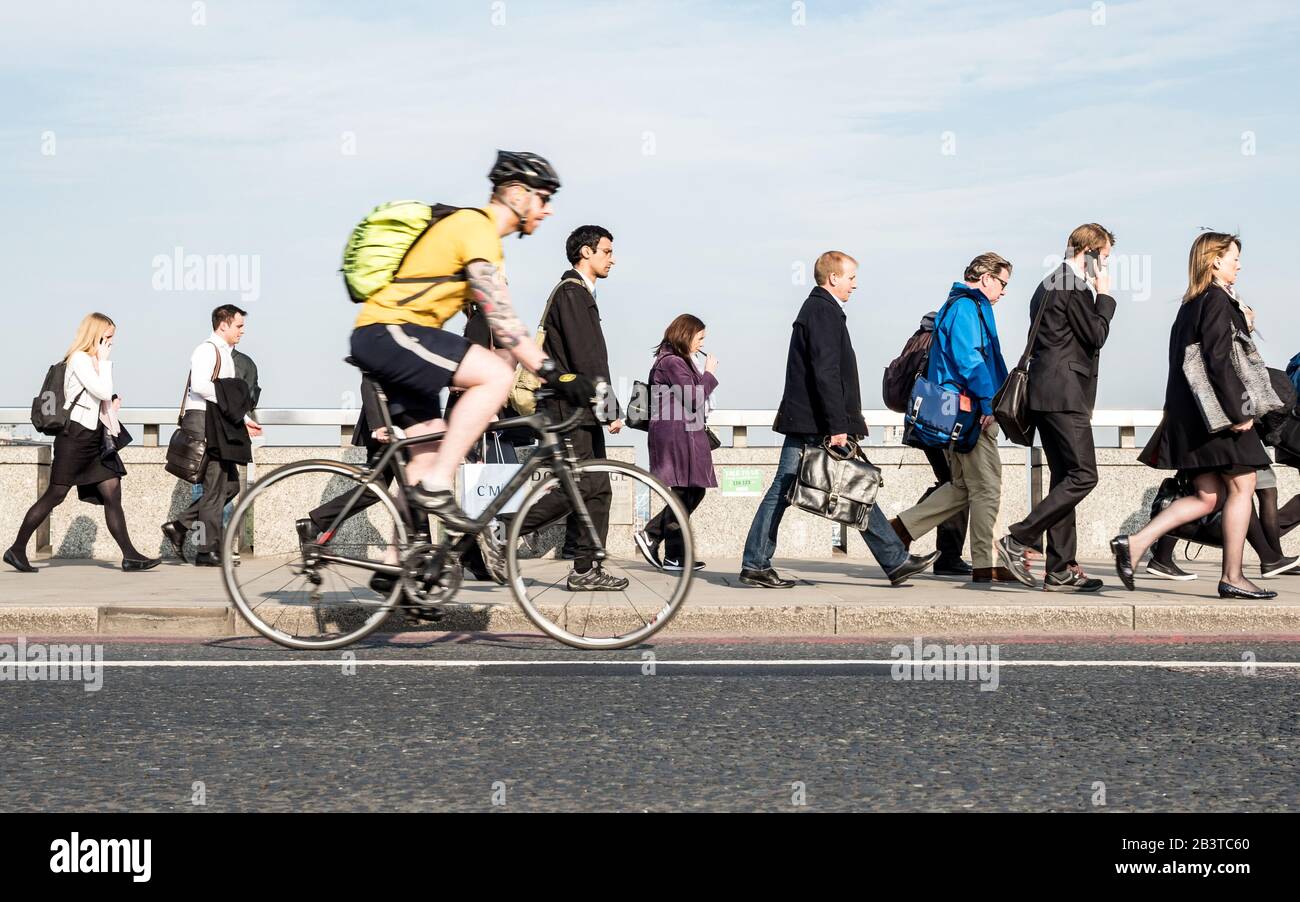 Pendler zur Hauptverkehrszeit machen sich am Ende des Arbeitstages über die London Bridge auf den Weg. Stockfoto