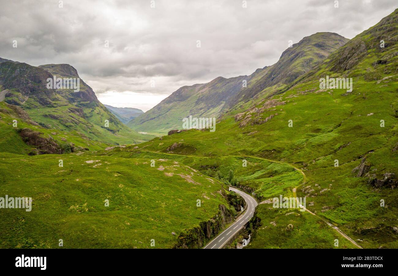 Die Highlands, Schottland. Erhöhtes Bild einer Straße, die tief in die Grampian Mountains der schottischen Highlands verläuft. Stockfoto
