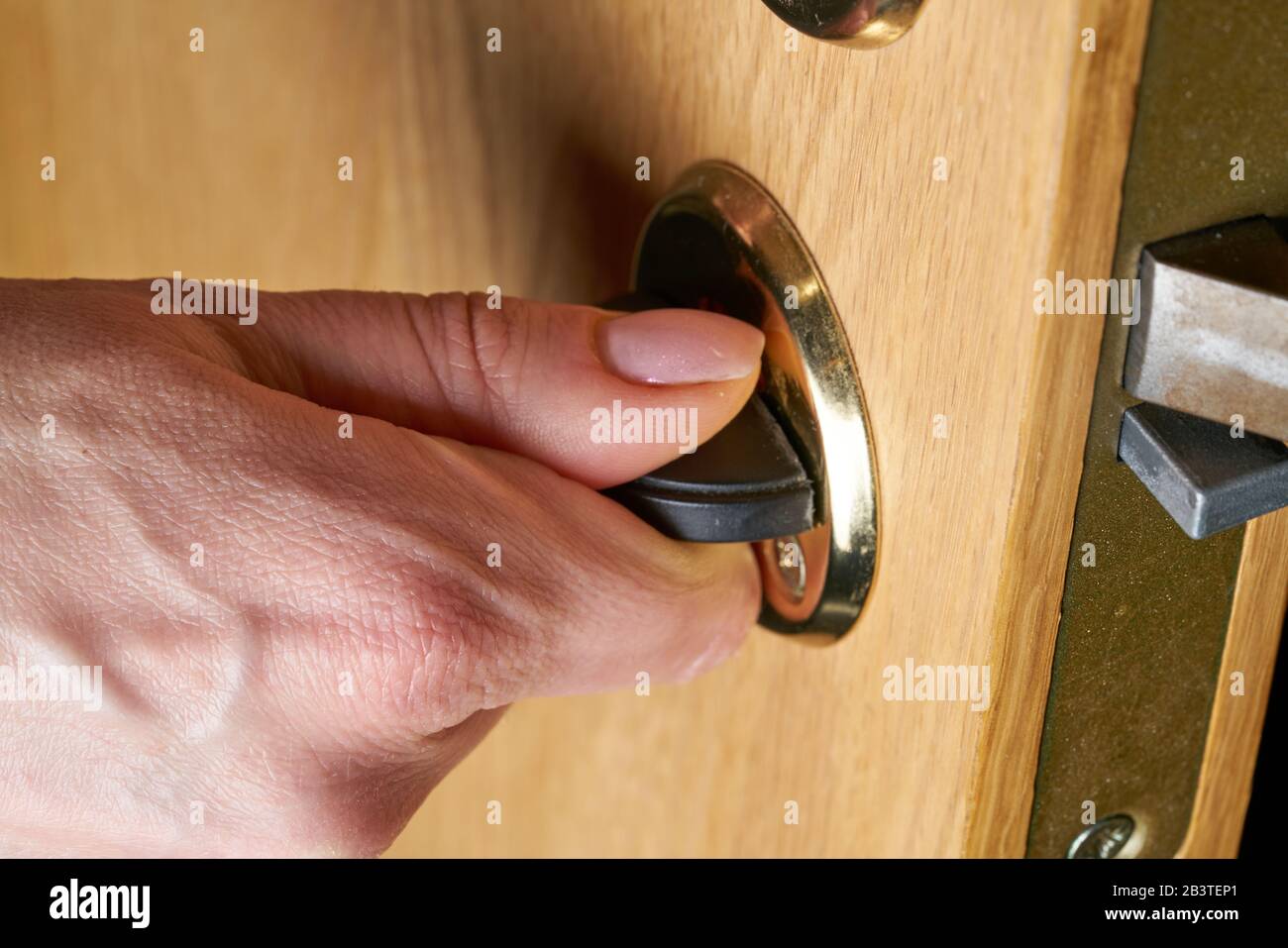 Verriegelung oder Entriegelung der Tür mit Schlüssel in der Hand Stockfoto