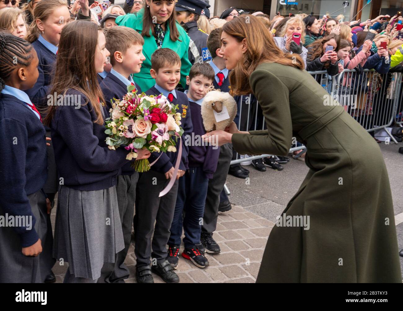 Die Duchess of Cambridge trifft nach einem Besuch in einem traditionellen irischen Pub im Stadtzentrum von Galway am dritten Tag ihres Besuchs in der Republik Irland auf lokale Galwegianer. Stockfoto
