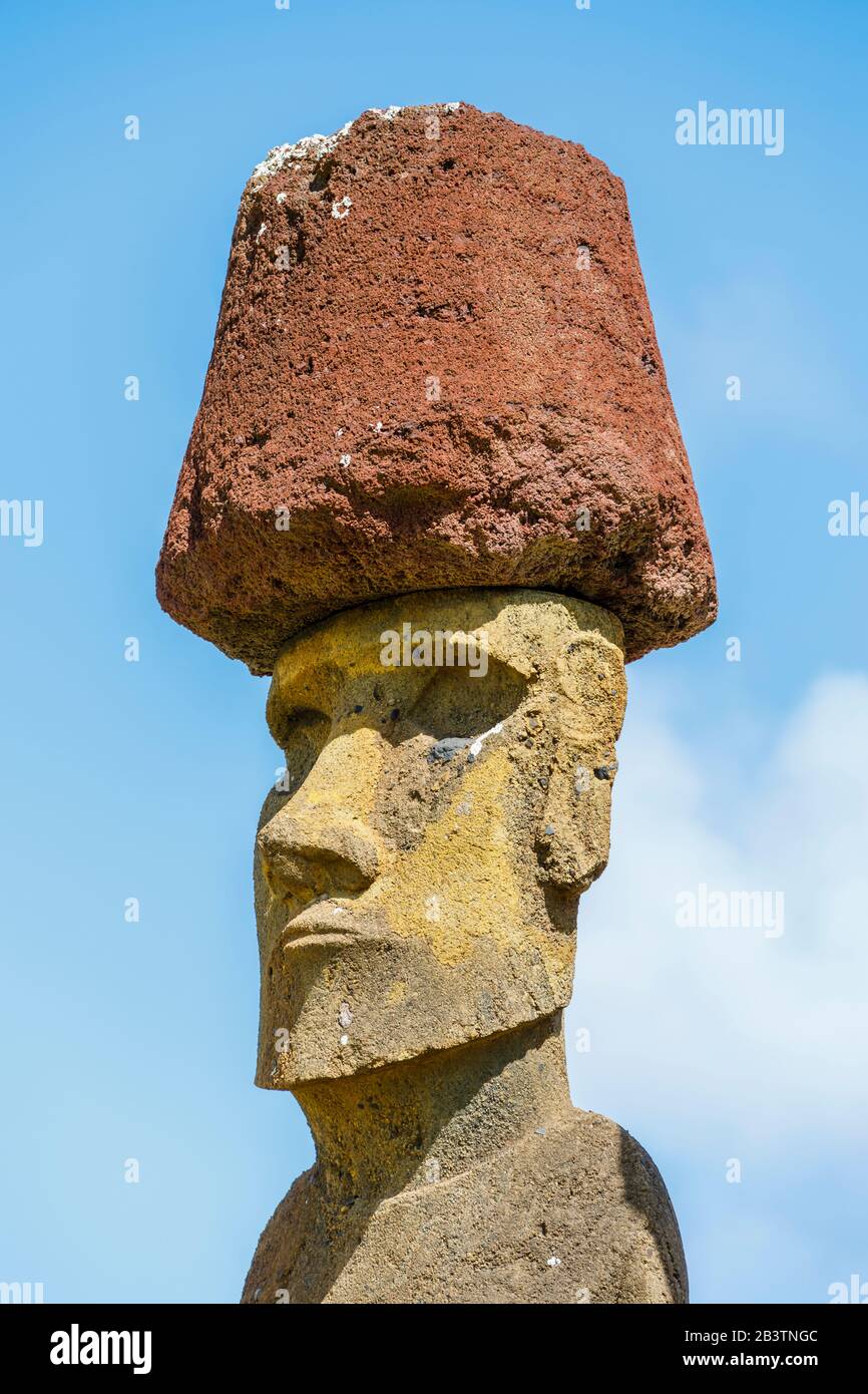 Kopf eines restaurierten Moai mit seinem roten Skoria-Topknot (Pukao) an Ahu Nao-Nao, Anakena Beach an der Nordküste der Osterinsel (Rapa Nui), Chile Stockfoto
